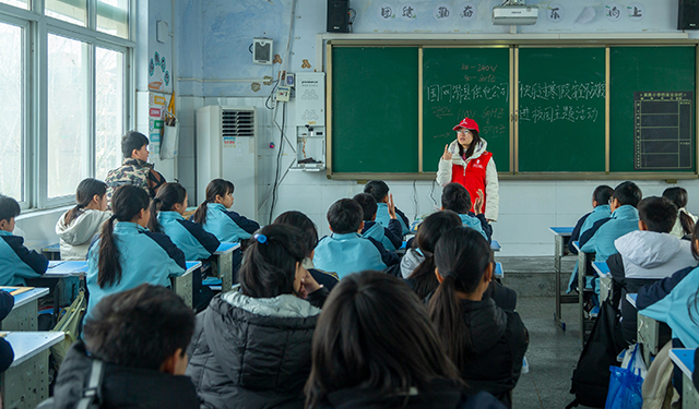 图为：2024年12月27日，国网滑县供电公司“太行红旗渠”共产党员服务队志愿者来到滑县英民小学，开展“快乐过寒假 安全不放假”公益课堂。(王亚方 摄)