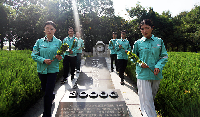 农村电气化信息网讯：（通讯员 贾广立）为纪念抗战胜利80周年，8月28日，国网枣庄供电公司台儿庄供电中心组织青年员工瞻仰台儿庄大战纪念馆、台儿庄大战无名烈士纪念碑等处，宣讲大战故事和大战精神，并向抗战烈士敬献鲜花，寄托哀思，深切缅怀在抗日战争中英勇献身的先烈，弘扬传承伟大抗战精神。8月28日，国网枣庄供电公司台儿庄供电中心组织青年员工向台儿庄大战无名烈士纪念碑敬献鲜花。