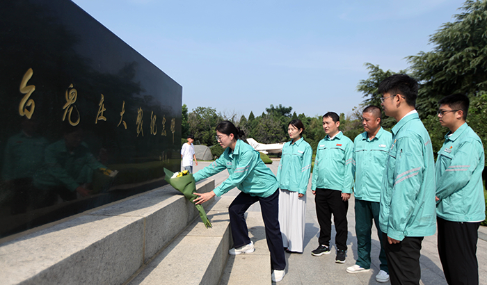农村电气化信息网讯：（通讯员 贾广立）8月28日，国网枣庄供电公司台儿庄供电中心组织青年员工瞻仰台儿庄大战纪念馆，聆听大战故事，向抗战先烈敬献鲜花。
