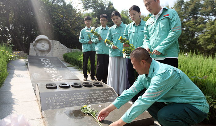 农村电气化信息网讯：（通讯员 贾广立）为纪念抗战胜利80周年，8月28日，国网枣庄供电公司台儿庄供电中心组织青年员工瞻仰台儿庄大战纪念馆、台儿庄大战无名烈士纪念碑等处，宣讲大战故事和大战精神，并向抗战烈士敬献鲜花，寄托哀思，深切缅怀在抗日战争中英勇献身的先烈，弘扬传承伟大抗战精神。8月28日，国网枣庄供电公司台儿庄供电中心组织青年员工向台儿庄大战无名烈士纪念碑敬献鲜花。