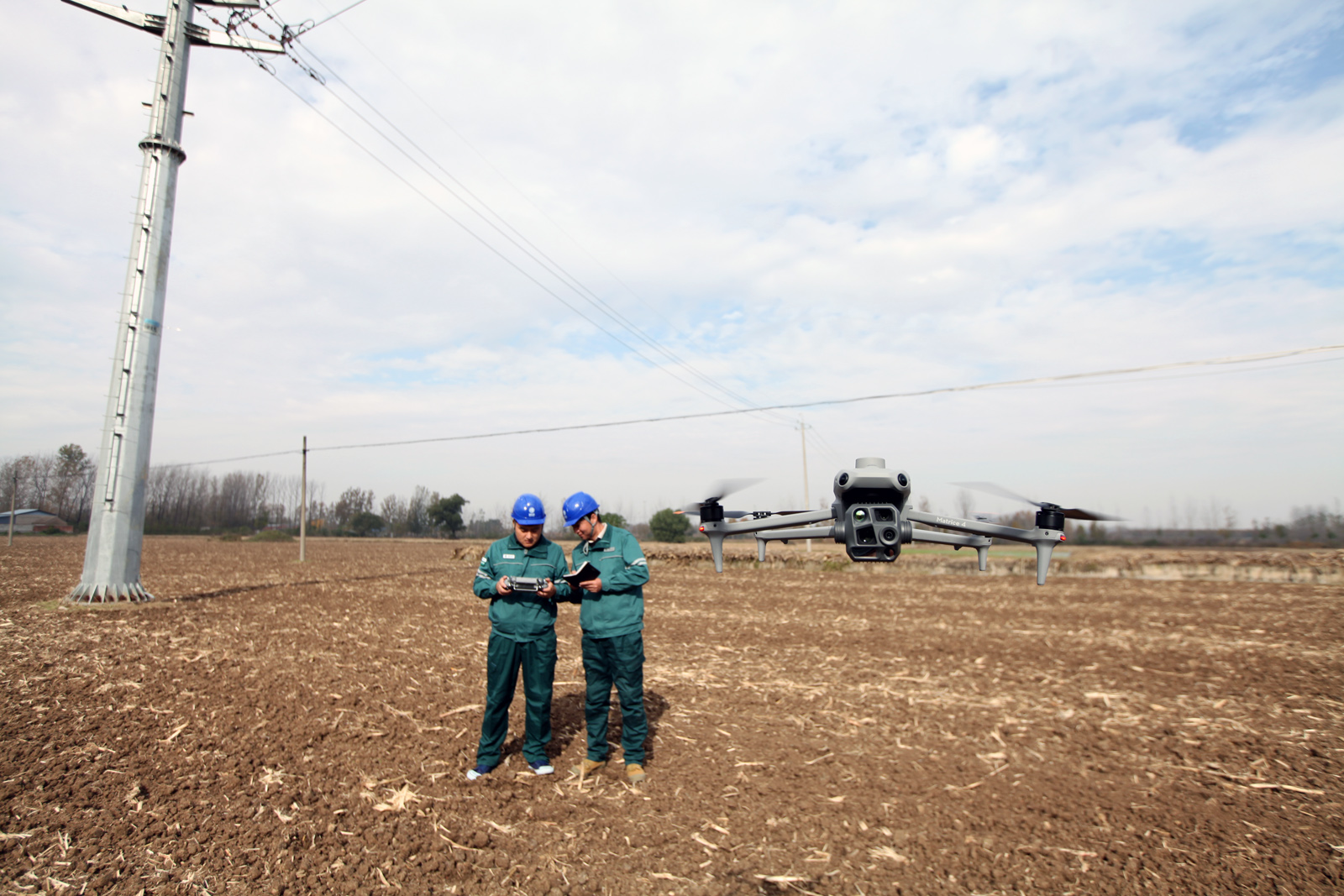 农村电气化信息网讯：（通讯员 贾广立）11月11日，国网枣庄供电公司台儿庄供电中心组织工作人员对10千伏下孙庄线开展无人机巡检工作，重点排查消除“三秋”期间农机作业带给线路设备的运行缺陷，提升配电线路运维水平，确保安全稳定供电。