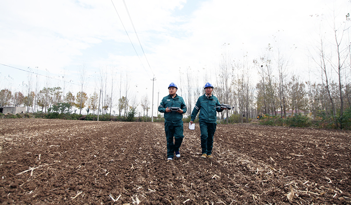 农村电气化信息网讯：（通讯员 贾广立）11月11日，国网枣庄供电公司台儿庄供电中心组织工作人员对10千伏下孙庄线开展无人机巡检工作，重点排查消除“三秋”期间农机作业带给线路设备的运行缺陷，提升配电线路运维水平，确保安全稳定供电。