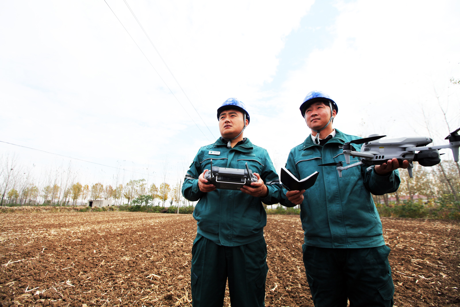 农村电气化信息网讯：（通讯员 贾广立）11月11日，国网枣庄供电公司台儿庄供电中心组织工作人员对10千伏下孙庄线开展无人机巡检工作，重点排查消除“三秋”期间农机作业带给线路设备的运行缺陷，提升配电线路运维水平，确保安全稳定供电。