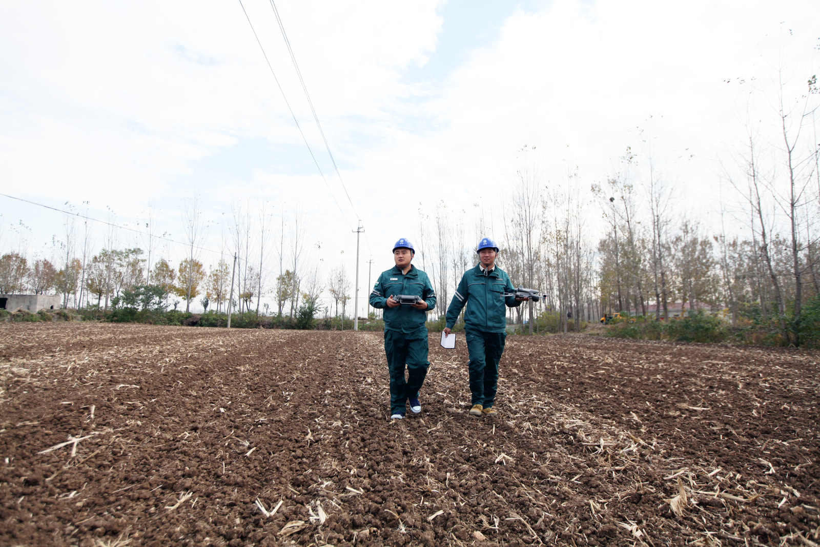 农村电气化信息网讯：（通讯员 贾广立）11月11日，国网枣庄供电公司台儿庄供电中心组织工作人员对10千伏下孙庄线开展无人机巡检工作，重点排查消除“三秋”期间农机作业带给线路设备的运行缺陷，提升配电线路运维水平，确保安全稳定供电。