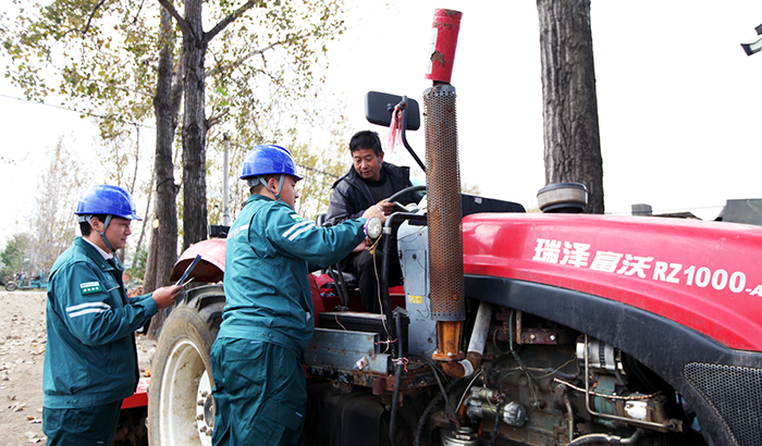 农村电气化信息网讯：（通讯员 贾广立）11月11日，国网枣庄供电公司台儿庄供电中心组织运维人员对秋种期间电力设施进行巡查，向农机作业手宣讲电力设施保护和安全用电常识，加强电力设施运维管理，确保电网安全运行，可靠供电。