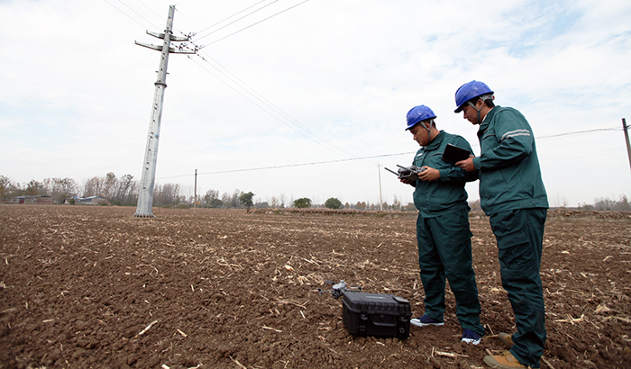 农村电气化信息网讯：（通讯员 贾广立）11月11日，国网枣庄供电公司台儿庄供电中心组织工作人员对10千伏下孙庄线开展无人机巡检工作，重点排查消除“三秋”期间农机作业带给线路设备的运行缺陷，提升配电线路运维水平，确保安全稳定供电。