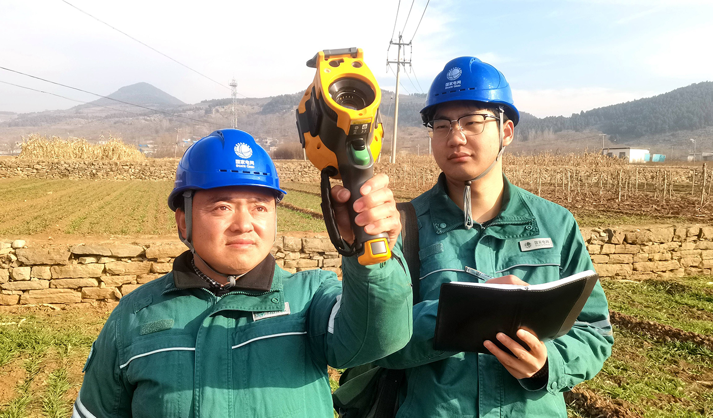 农村电气化信息网讯：（通讯员 于绍迎）12月24日，国网枣庄供电公司山亭供电中心组织供电所人员对所辖农村10千伏供电线路进行特巡检查，及时排查发现并消除供电设备安全隐患，守护电网稳运稳供，确保农村客户冬季取暖可靠用电。