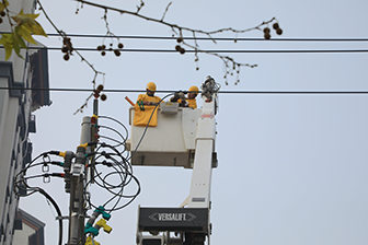 济宁梁山供电：“零感知”带电接火 “满格电”绿色出行