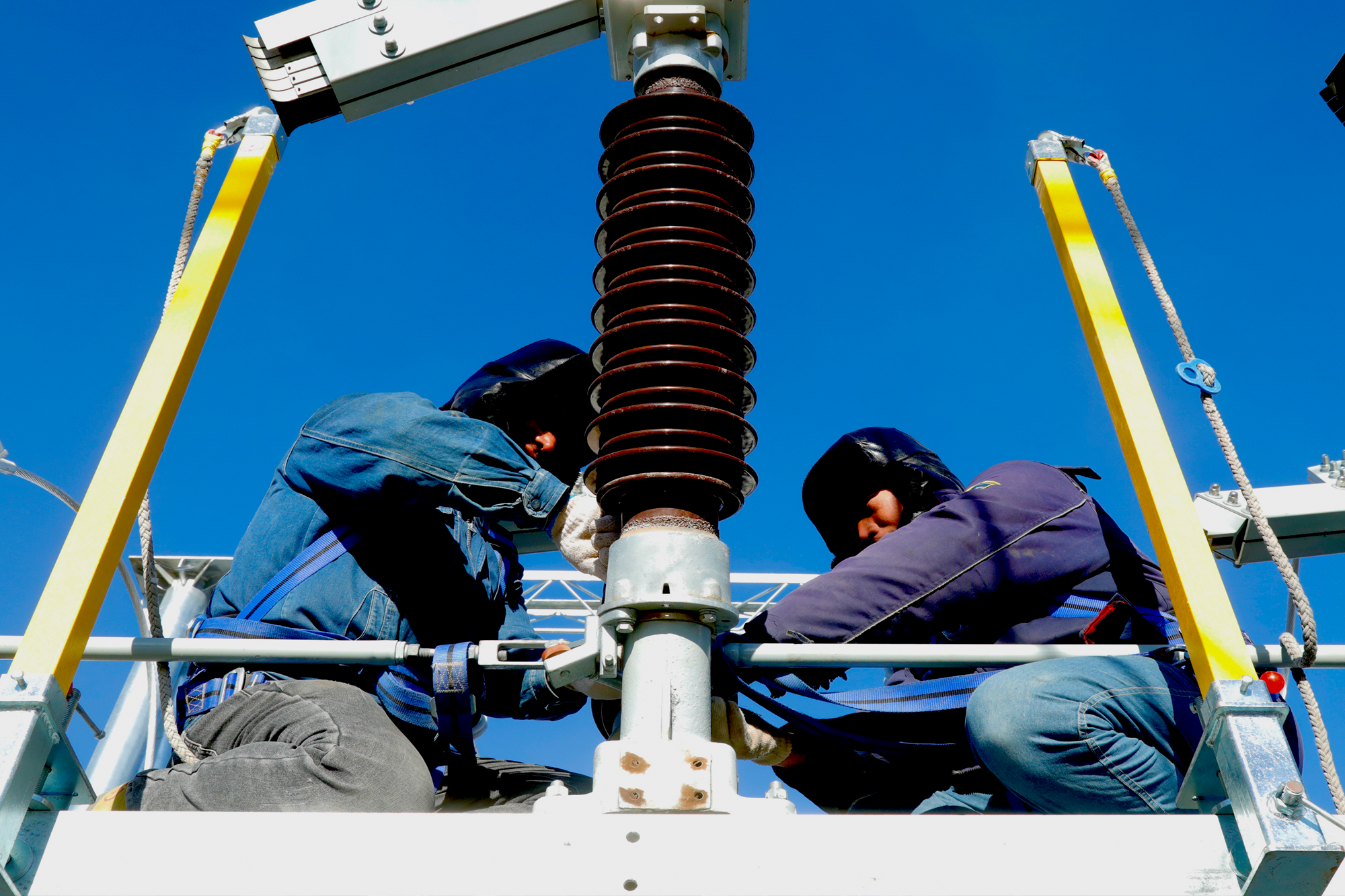 农村电气化信息网讯：（通讯员 张振远）12月2日，在敖汉旗66千伏风水山变电站新建工程施工现场，施工人员冒着近零下20度严寒正在对该变电站做最后的调试工作。连日来，随着气温不断下降，电网迎峰度冬工作也在紧锣密鼓进行着，66千伏风水山变电站投运为敖汉旗东部地区迎峰度冬提供强有力的电力支撑。