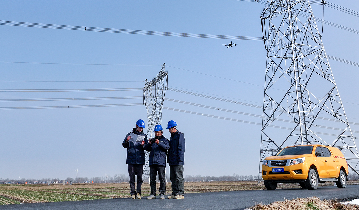 农村电气化信息网讯：（通讯员 王亚方 杨子超）2026年1月22日，河南滑县半坡店镇杏头村外的田野立，温度已降至零下8摄氏度。国网滑县供电公司运检工作人员王珂焱、王帅斌、朱浩然操作无人机，对500千伏阳东线路展开冬季特巡。