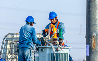河南滑县：电力先行保春灌 田间地头施工忙