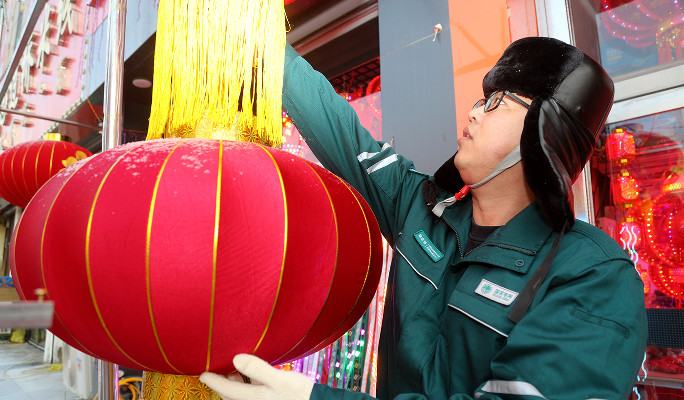 农村电气化信息网讯：（通讯员 张振远）春节临近，为了确保辖区内彩灯销售商户安全用电，1月15日国网敖汉旗供电公司组织人员对领街彩灯销售商户进行用电排查、向商户宣传安全用电知识、规范用电安全，杜绝私拉乱接现象发生。