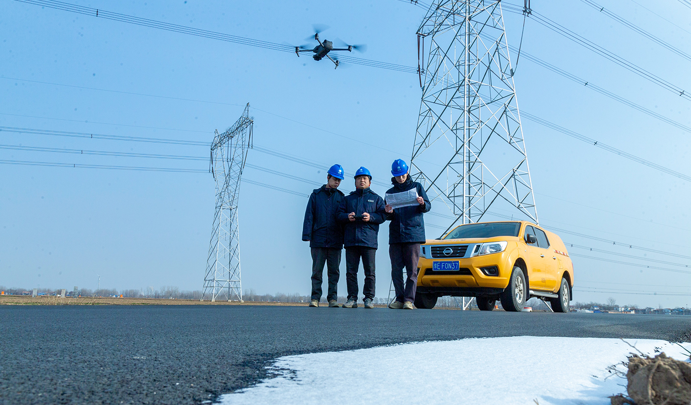 农村电气化信息网讯：（通讯员 王亚方 杨子超）2026年1月22日，河南滑县半坡店镇杏头村外的田野立，温度已降至零下8摄氏度。国网滑县供电公司运检工作人员王珂焱、王帅斌、朱浩然操作无人机，对500千伏阳东线路展开冬季特巡。