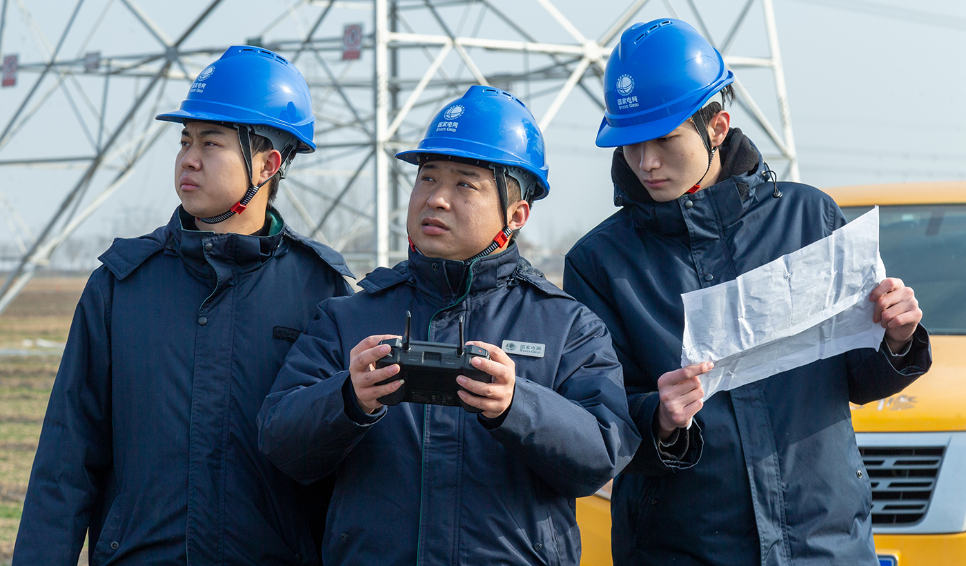 农村电气化信息网讯：（通讯员 王亚方 杨子超）“以往人工巡视一基铁塔需半小时，现在无人机只需5分钟，效率提升超6倍。”工作负责人王珂焱紧盯操控屏，无人机实时传回高清画面。镜头中，绝缘子串、导线接头、塔身锈蚀等细节一览无余。王帅斌记录数据，朱浩然分析影像，三人协作精准排查隐患。此次特巡重点监测绝缘子完整、金具松动等冬季高发风险，无人机红外测温功能还能发现肉眼难辨的过热缺陷。