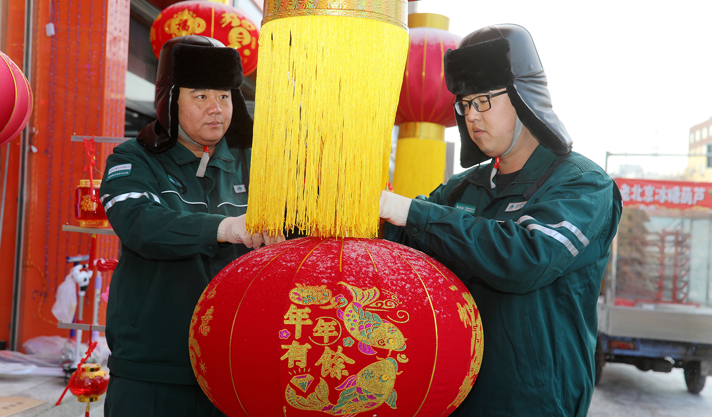 农村电气化信息网讯：（通讯员 张振远）春节临近，为了确保辖区内彩灯销售商户安全用电，1月15日国网敖汉旗供电公司组织人员对领街彩灯销售商户进行用电排查、向商户宣传安全用电知识、规范用电安全，杜绝私拉乱接现象发生。