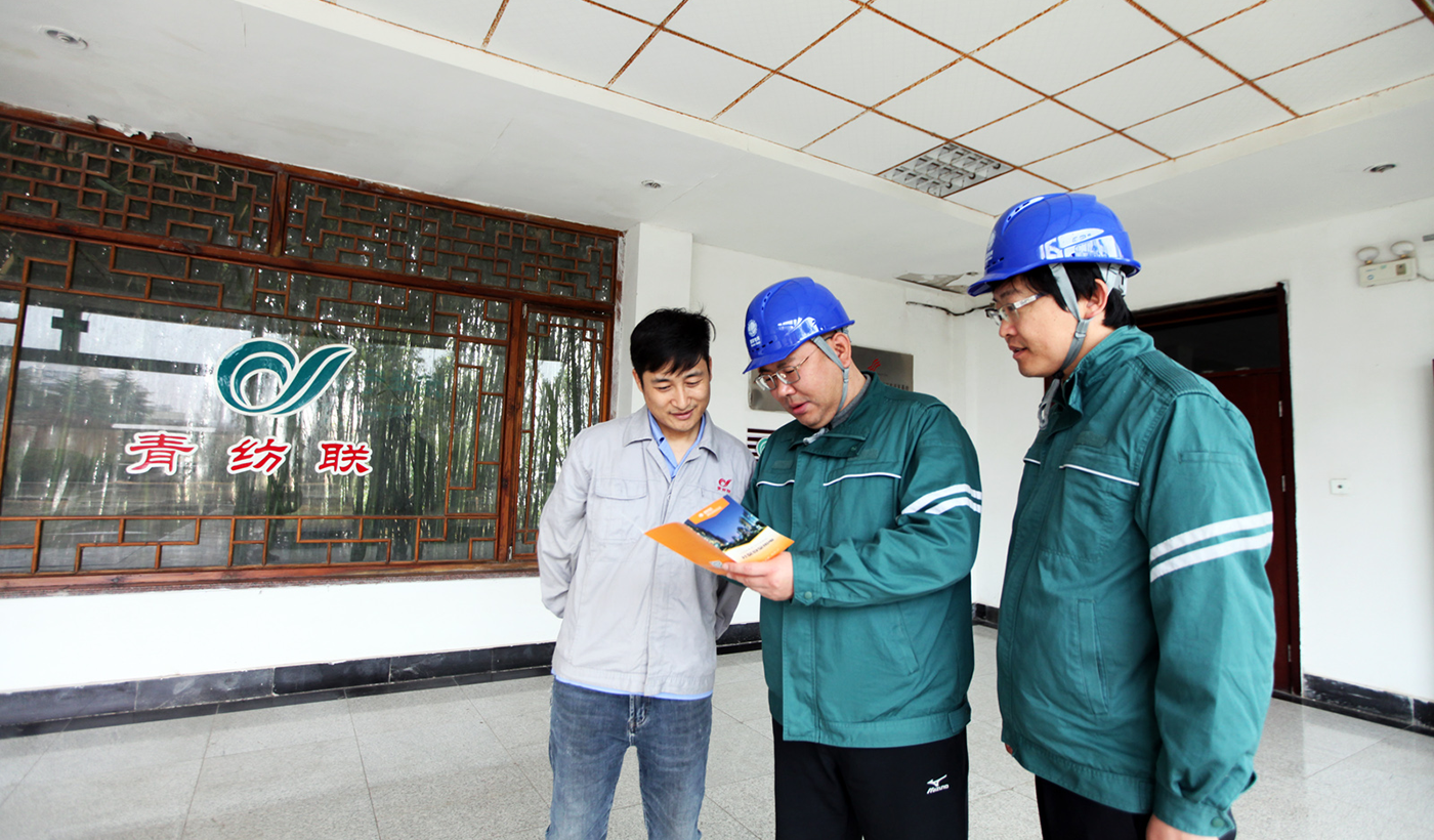 农村电气化信息网讯：（通讯员 贾广立）2月26日，国网枣庄供电公司台儿庄供电中心组织服务人员走进枣庄青纺联纤维科技有限公司，开展节后复工复产用电专项服务，精准对接企业用电需求，全面排查安全隐患，以可靠电力与优质服务为企业稳产达产保驾护航。