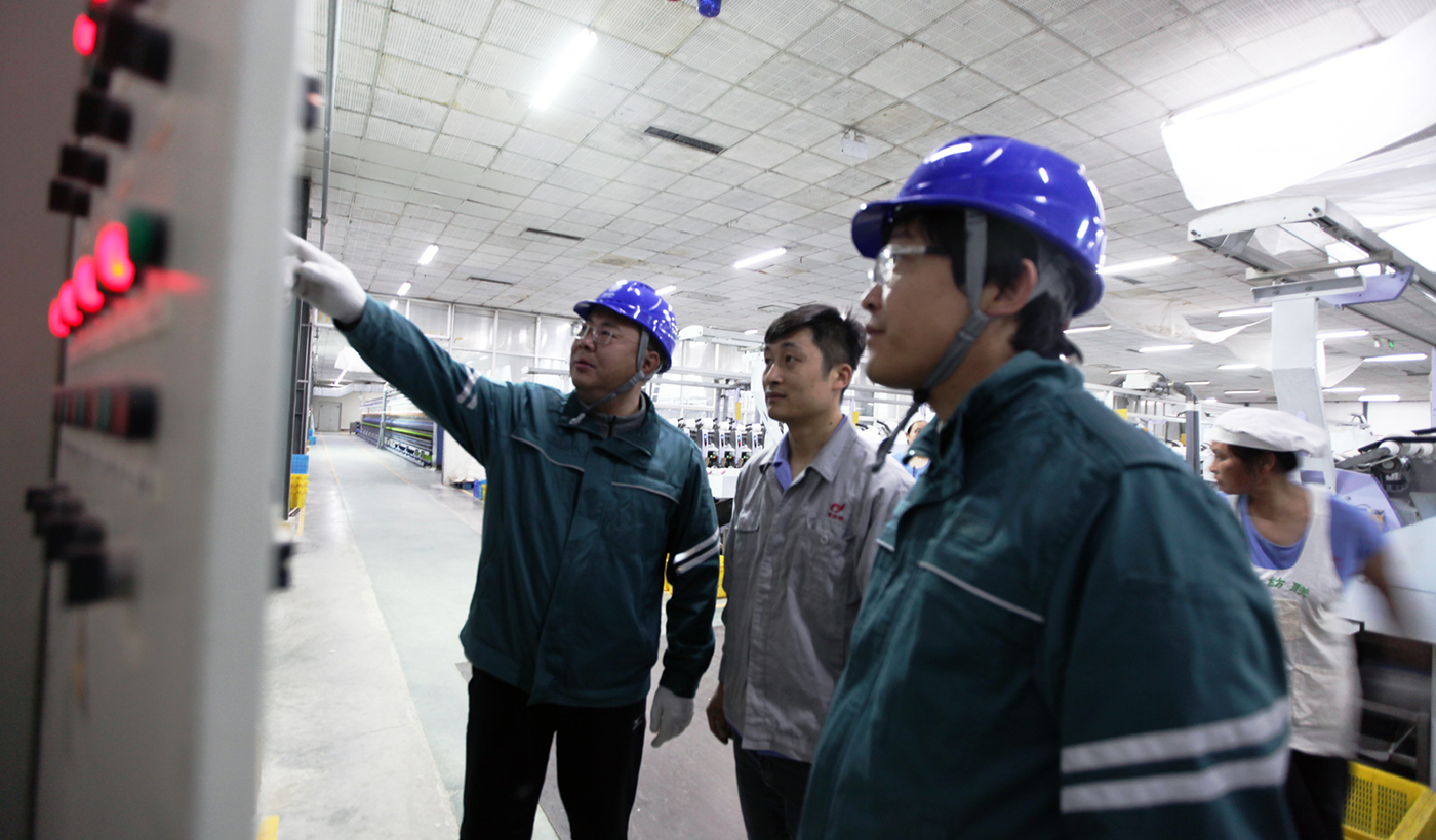 枣庄青纺联纤维科技有限公司是青岛纺联控股集团全资子公司，拥有13万纱锭，专业生产多组份、差别化、功能性新材料纱线，年产量达1.5万吨，是区域纺织产业重点企业。服务人员深入企业生产车间与配电区域，对供电线路、配电房、应急保障电源等关键设施进行拉网式排查，细致检测设备运行状态，现场协助客户消除安全隐患；同时向企业工作人员发放安全用电、科学用电、节约用电宣传资料，讲解最新电价政策与节能用电技巧，切实提升企业安全用电与高效用电水平。