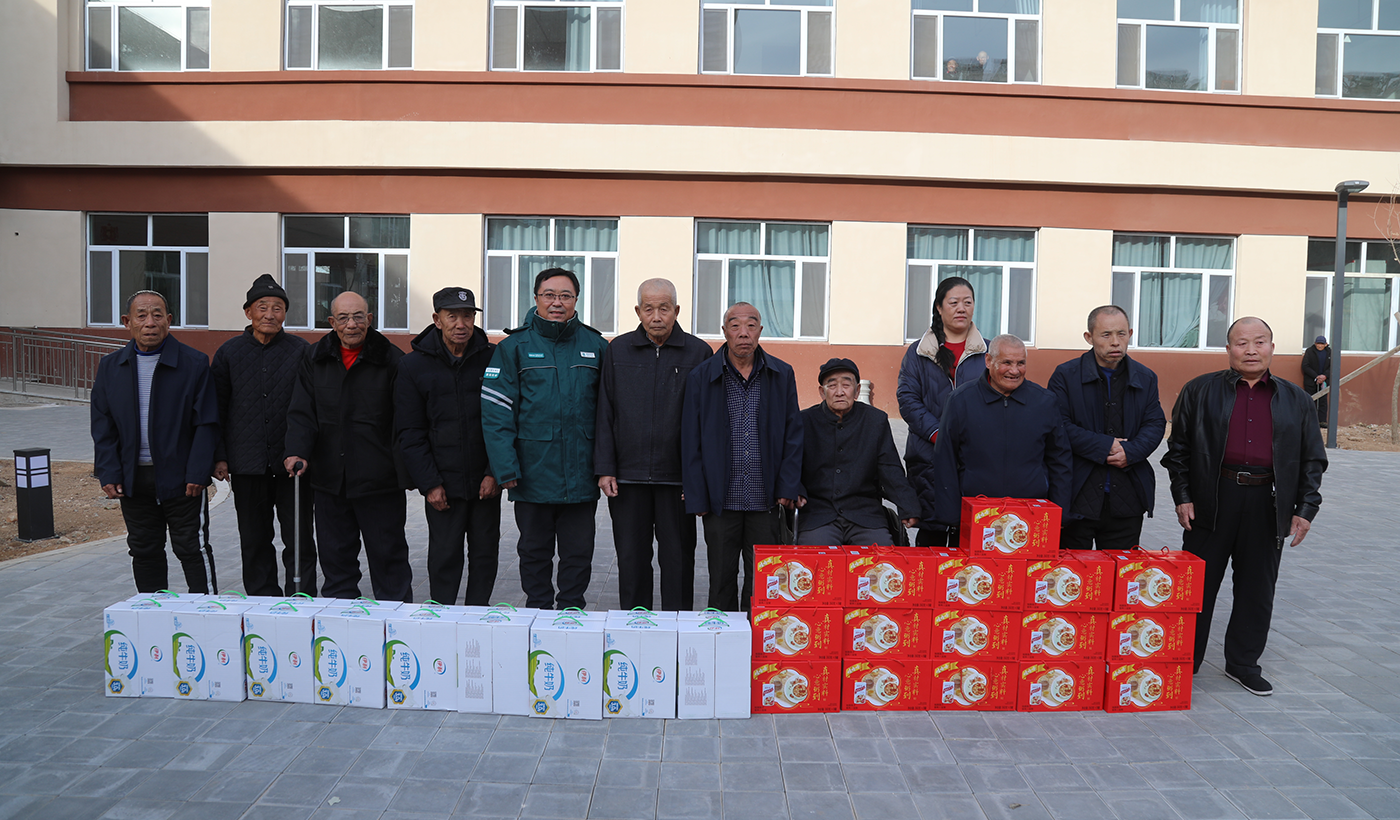 农村电气化信息网讯：（通讯员 张振远）2月14日，“中国好人”、“内蒙古自治区道德模范”姚振波来到新惠中心敬老院看望古鲁板蒿籍敬老院院民，为老人购买了节日礼品，送上了节日的问候，祝福老人们新春快乐！