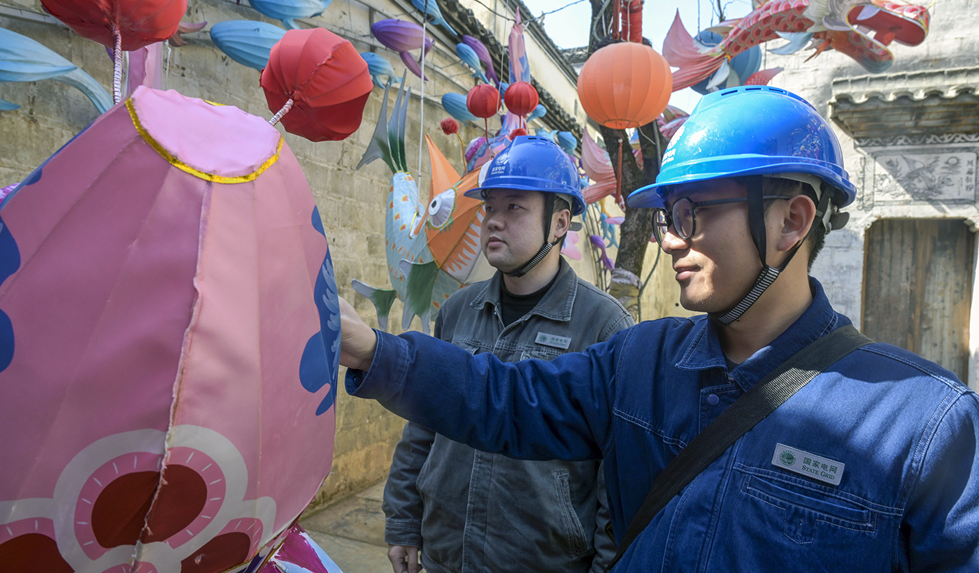 农村电气化信息网讯：（通讯员 王国红 摄）2月12日，国网婺源县供电公司紫阳供电所电力工人在弦高西湖凼古城进行巡视，检查古城的商户线路和用电安全。