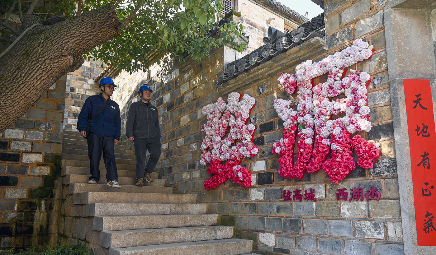 春节临近，江西省上饶市婺源县将迎来“中国最美乡村”过大年非遗巡游贺新春活动，国网婺源县供电公司为确保节日期间用电安全可靠，提前做好春节保电备战工作，让百姓和游客过一个亮亮堂堂的春节。