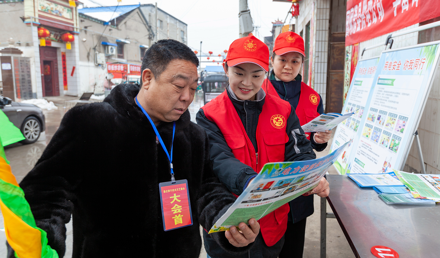 “庙会人多热闹，用电安全更不能马虎。供电公司的宣传很及时，讲得也明白，我们摆摊用电更放心了。”一位正在表演间隙的社火队员说道。此次活动共发放宣传资料500余份，现场解答群众咨询60余人次，以实际行动弘扬雷锋精神，为千年古庙会筑牢了“安全墙”，守护了群众的节日喜庆与祥和。