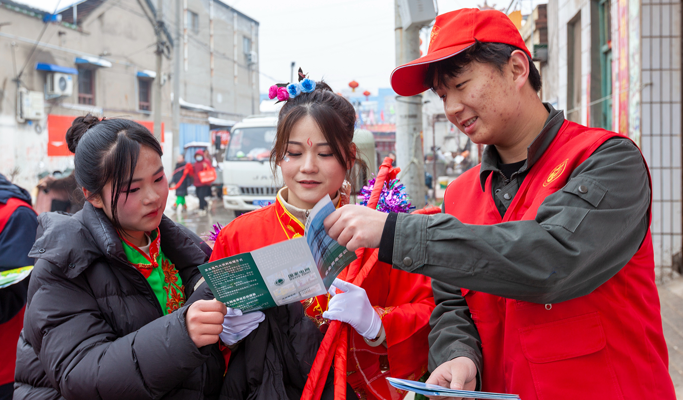 图为，2026年3月3日（农历正月十五）上午，正值元宵佳节，滑县城关街道孙王庄村社火表演如火如荼，村内锣鼓喧天、人声鼎沸，国网滑县供电公司组织志愿服务队走进该村，开展“学雷锋 我行动”电力安全进庙会活动。（王亚方 摄）