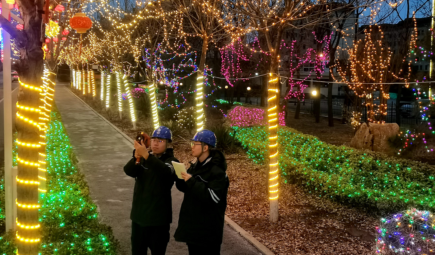 农村电气化信息网讯：（通讯员 于绍迎）3月3日，国网枣庄供电公司山亭供电中心元宵节保电人员现场值守开展设备巡视及红外测温，保障重点区域安全可靠用电。