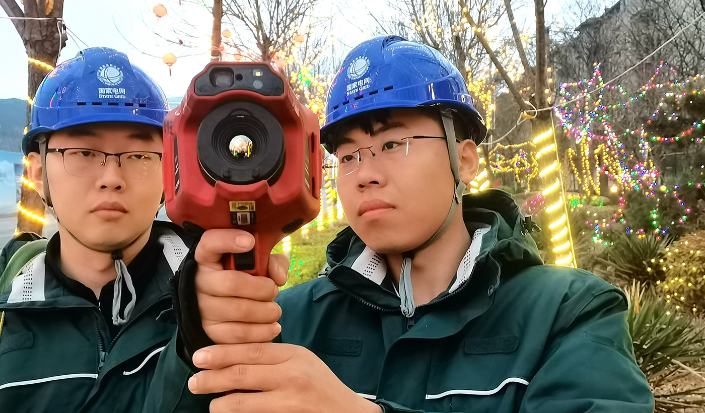 农村电气化信息网讯：（通讯员 于绍迎）3月3日，国网枣庄供电公司山亭供电中心元宵节保电人员现场值守开展设备巡视及红外测温，保障重点区域安全可靠用电。