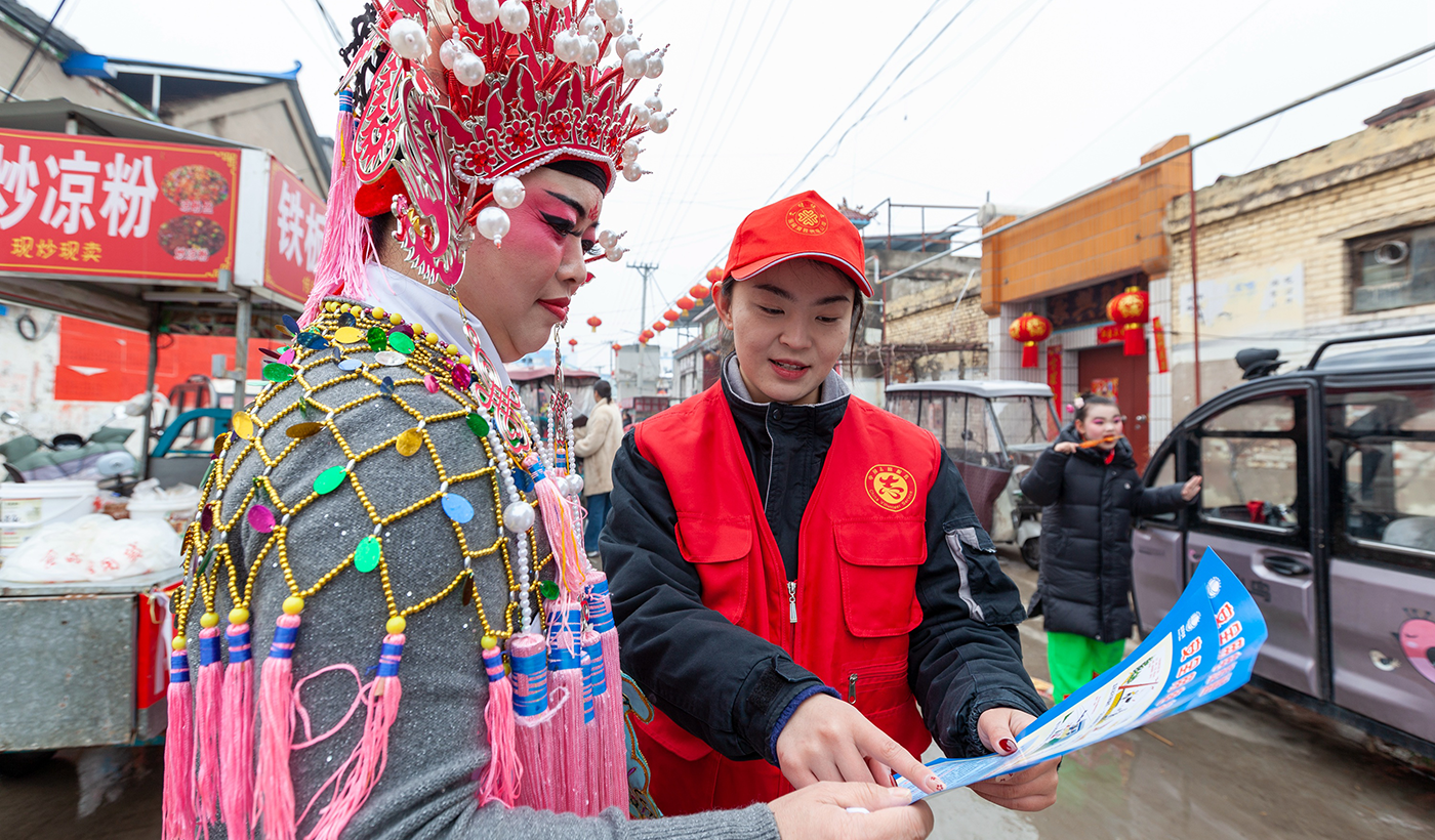 滑县城关街道一年一度的元宵古庙会已有上千年历史，是当地极具代表性的民俗盛会。正月十五当天，城关街道及周边各村村民自发组织的舞龙、舞狮、高跷、竹马、武术、花船、秧歌等社火队伍走街串巷，精彩表演轮番上演，吸引了四面八方的游客和群众聚集观赏，大街小巷人潮涌动，节日氛围喜庆热烈。