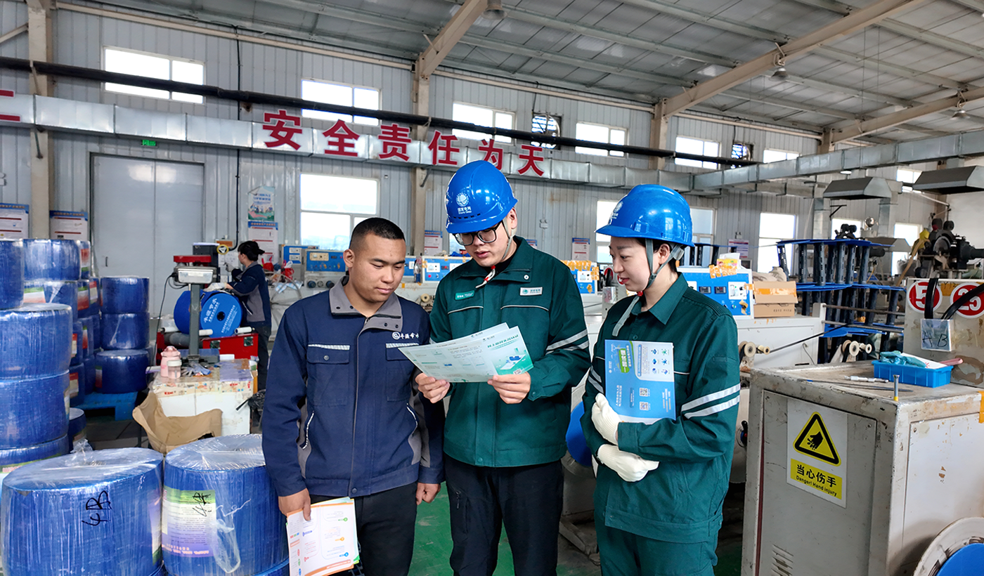 农村电气化信息网讯：（通讯员 张振远 摄影）目前，正值农资企业春耕备耕的关键时期，为了更好地服务农资企业，3月19日国网敖汉旗供电公司组织人员对企业走访、服务，对企业用电设备进行义务检修，指导企业安全用电。图为供电员工在敖汉旗丰源节水滴灌带厂进行指导。