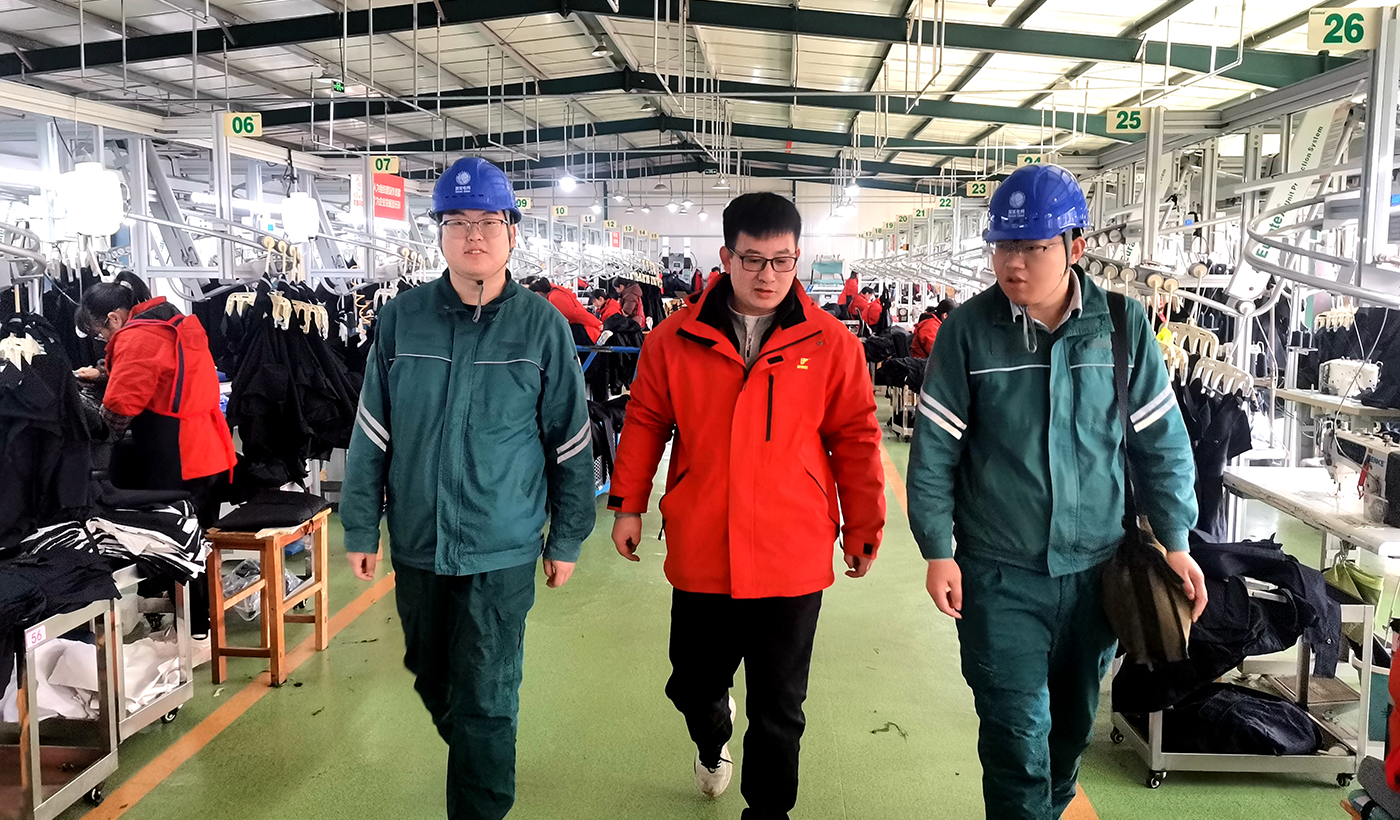 农村电气化信息网讯：（通讯员 于绍迎）3月6日，山东省枣庄供电公司山亭供电中心组织团员青年志愿者开展服务进企业活动，询问了解企业生产用电需求，帮助客户巡视和“体检”用电设备，确保生产用电安全可靠，助力企业实现首季“开门红”。