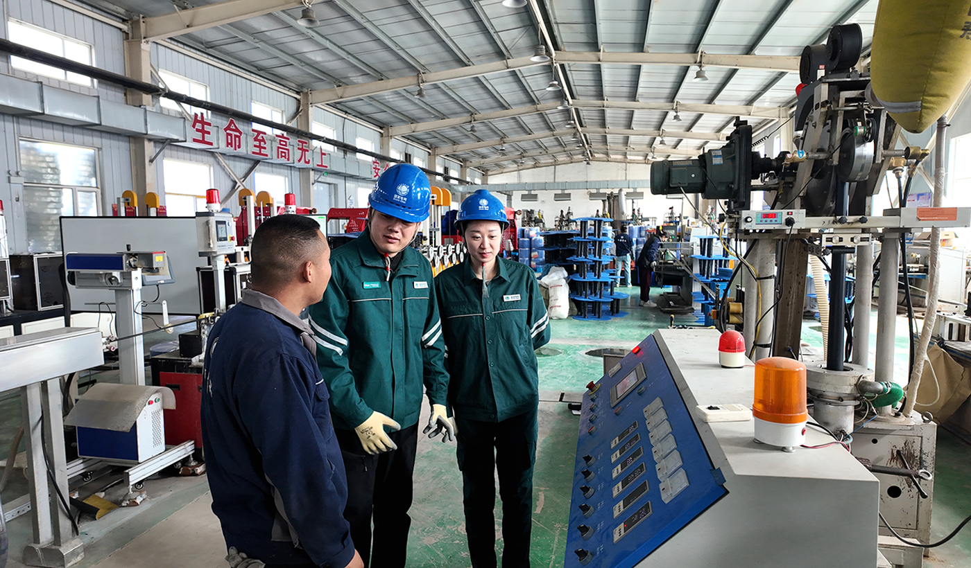 农村电气化信息网讯：（通讯员 张振远 摄影）目前，正值农资企业春耕备耕的关键时期，为了更好地服务农资企业，3月19日国网敖汉旗供电公司组织人员对企业走访、服务，对企业用电设备进行义务检修，指导企业安全用电。图为供电员工在敖汉旗丰源节水滴灌带厂进行指导。