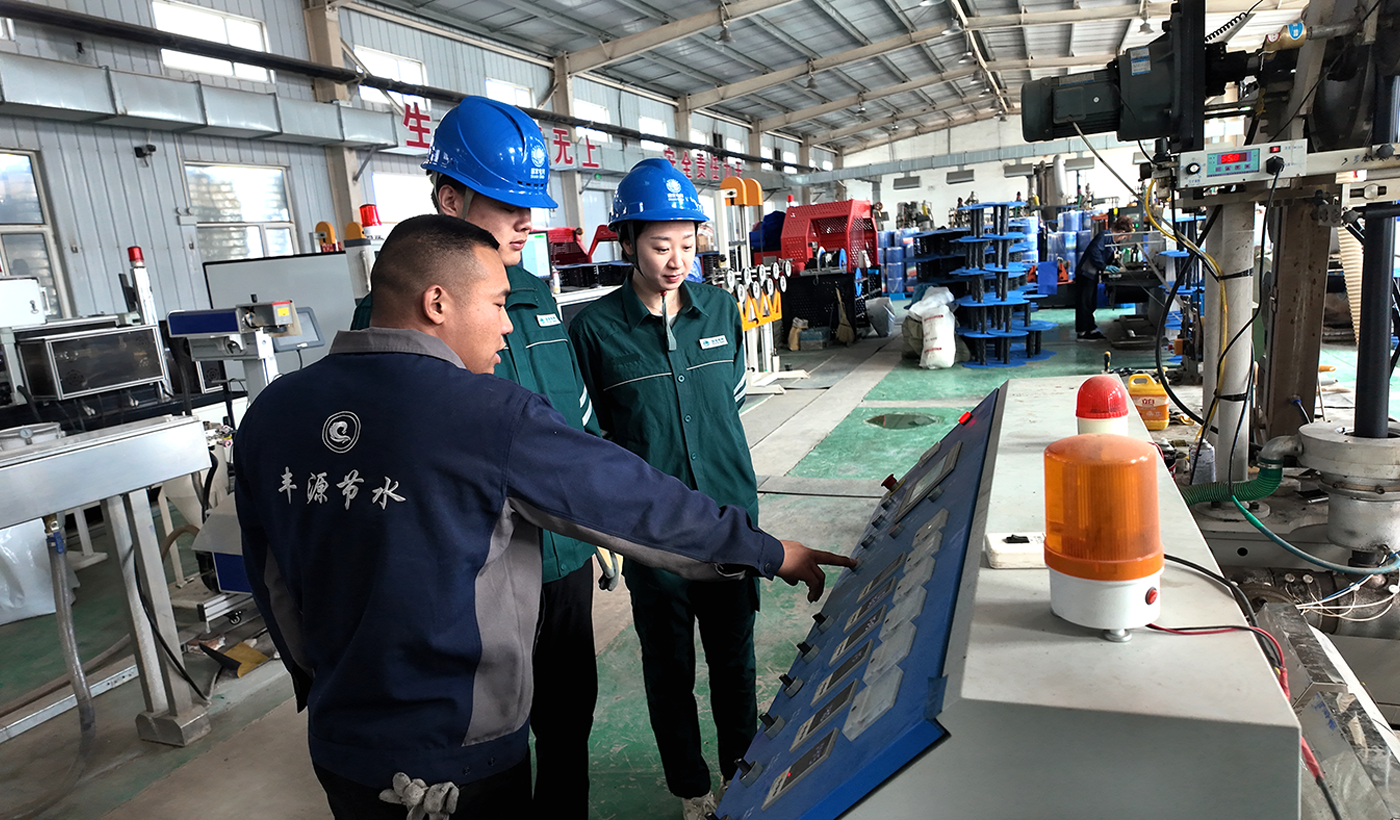 农村电气化信息网讯：（通讯员 张振远 摄影）目前，正值农资企业春耕备耕的关键时期，为了更好地服务农资企业，3月19日国网敖汉旗供电公司组织人员对企业走访、服务，对企业用电设备进行义务检修，指导企业安全用电。图为供电员工在敖汉旗丰源节水滴灌带厂进行指导。