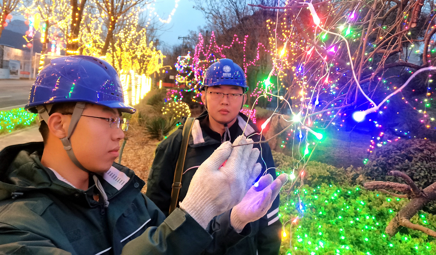 元宵佳节期间，山亭区文体活动不断，城区多条道路和居民小区“亮”化缤纷呈现，到处五彩缤纷，张灯结彩。该中心结合元宵节用电特点，精心组织、周密部署，跟踪做好电力保障和优质服务，从线路运维、配变负荷监控及供电设备接点测温方面入手，提前组织人员对重点景区、重要灯展现场、居民小区等人口密集、用电负荷集中的供电线路、照明设备、变压器进行特巡和“体检”，及时消除可能存在的安全隐患，确保了元宵节期间电力供应安全可靠。