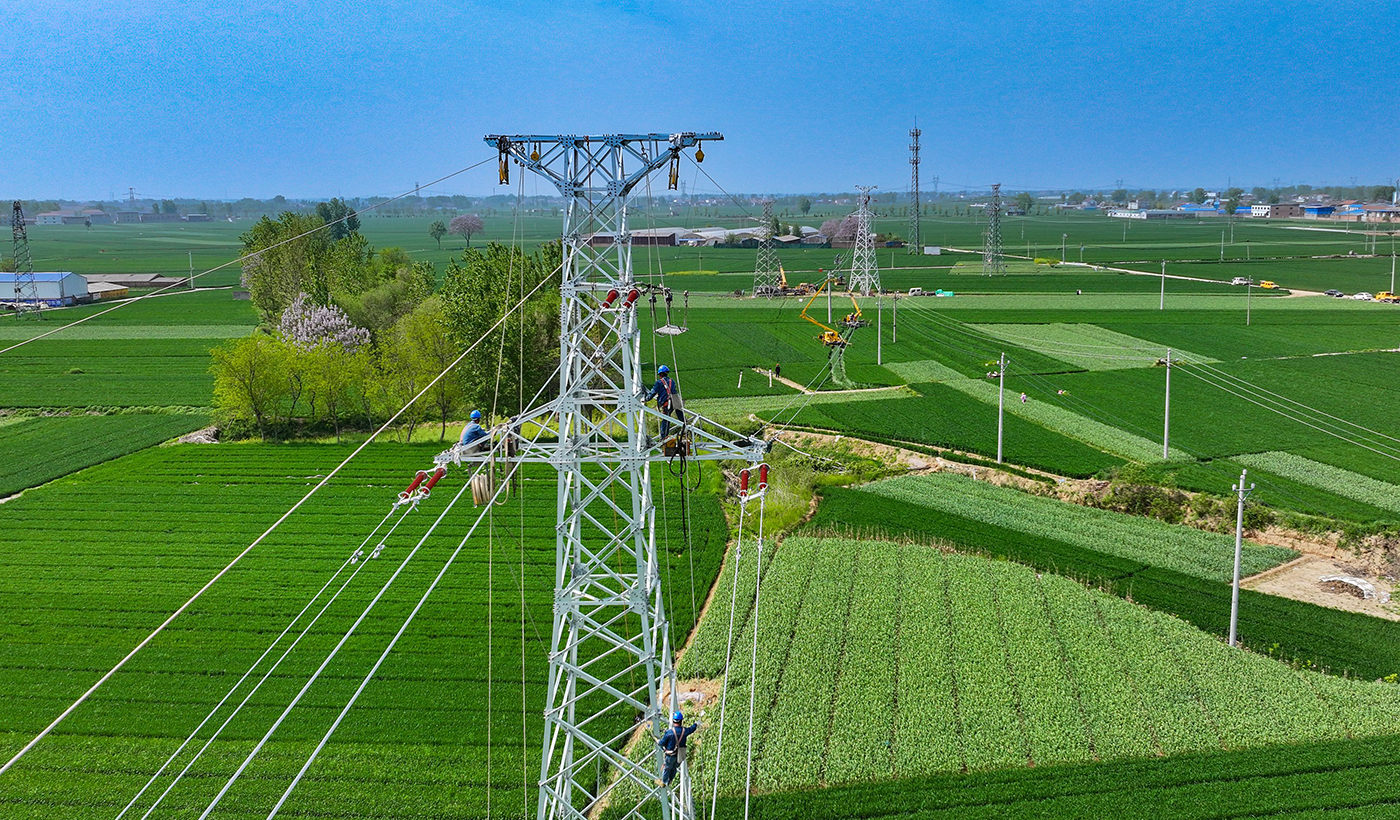 图为：2026年4月16日，在河南省安阳市滑县老店镇小屯村110千伏楚老线路升级改造施工现场，国网滑县供电公司37名电力工人正在加紧施工。（王亚方 摄）