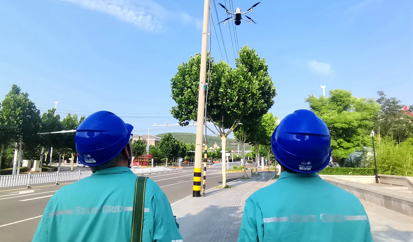 农村电气化信息网讯：（通讯员 于绍迎）6月6日，国网枣庄供电公司山亭供电中心保电服务人员利用无人机开展高考供电线路进行特巡检查，对线路通道、供电负荷、接点温度进行全方位、多角度逐项巡查巡测，保障线路稳运稳供，保驾护航高考期间安全可靠用电。