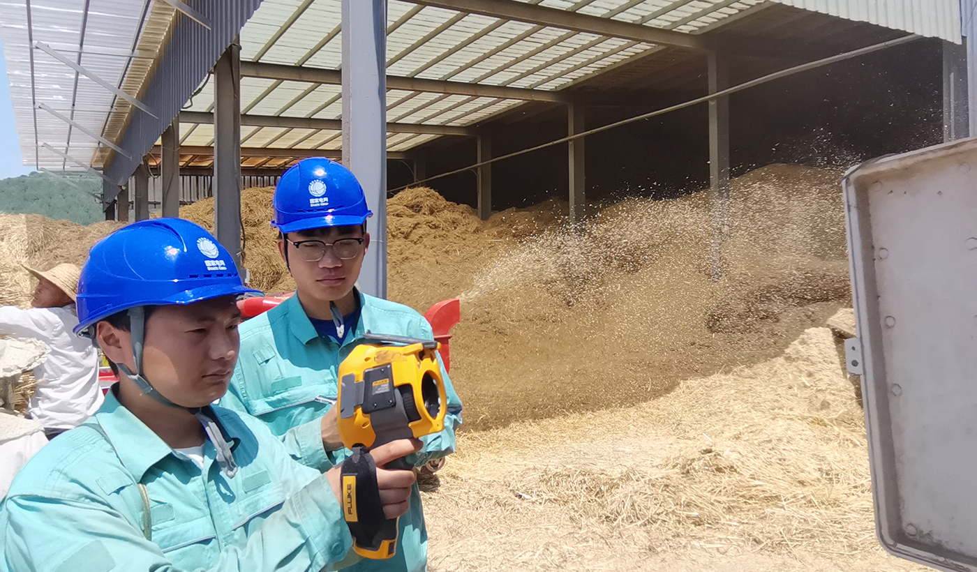 农村电气化信息网讯：（通讯员 于绍迎）6月2日，山东省枣庄供电公司山亭供电中心工作人员深入到农村小麦脱粒加工点开展安全用电常识宣传，详细向居民讲解安全用电常识，询问了解小麦脱粒用电服务需求，帮助检查用电设安全，现场测量客户设备温度，确保农村麦收脱粒可靠用电。