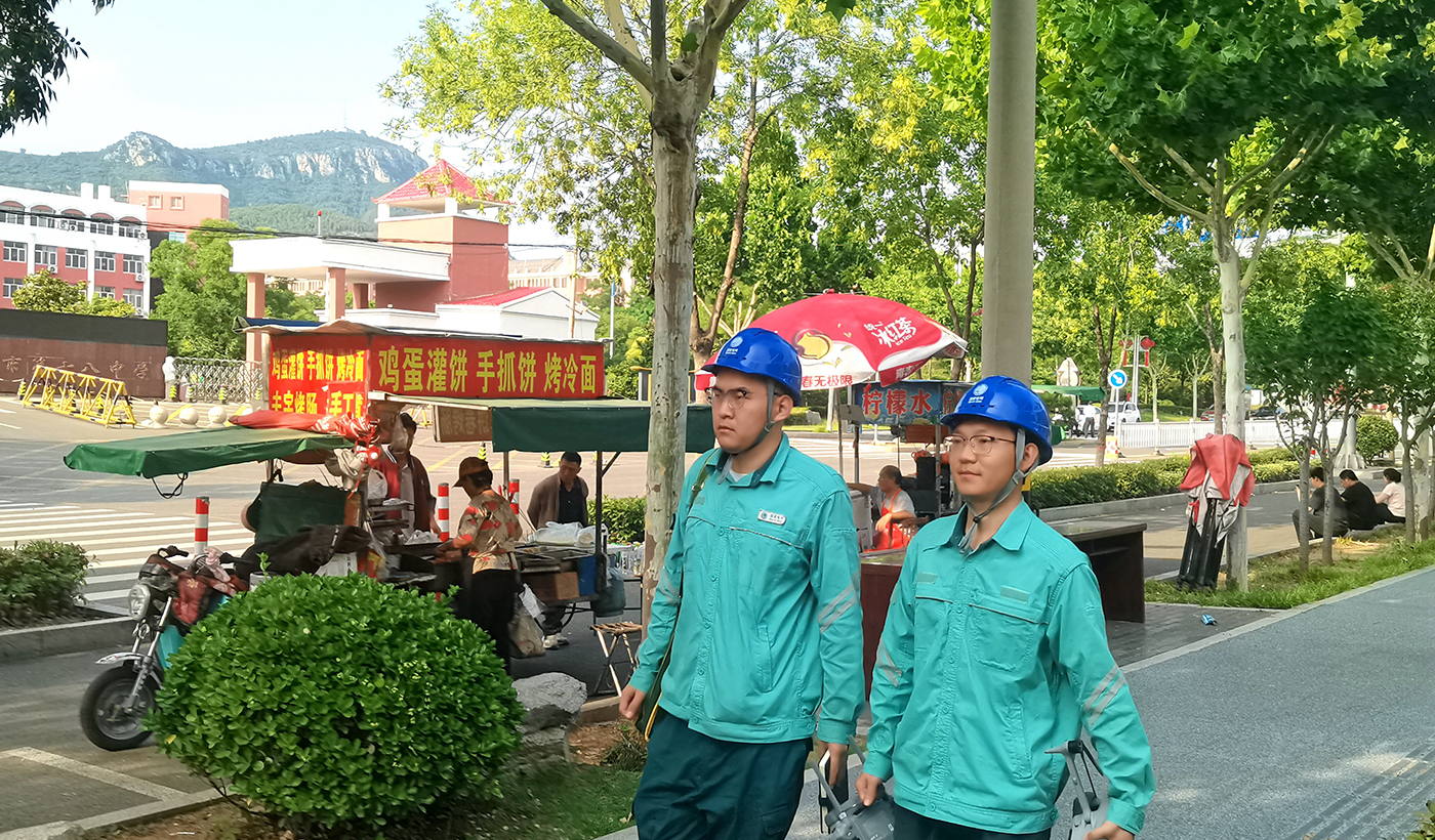 农村电气化信息网讯：（通讯员 于绍迎）6月6日，国网枣庄供电公司山亭供电中心保电服务人员利用无人机开展高考供电线路进行特巡检查，对线路通道、供电负荷、接点温度进行全方位、多角度逐项巡查巡测，保障线路稳运稳供，保驾护航高考期间安全可靠用电。