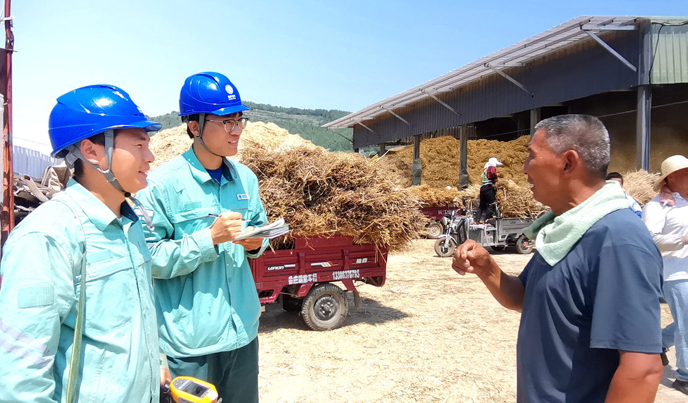 农村电气化信息网讯：（通讯员 于绍迎）6月2日，山东省枣庄供电公司山亭供电中心工作人员深入到农村小麦脱粒加工点开展安全用电常识宣传，详细向居民讲解安全用电常识，询问了解小麦脱粒用电服务需求，帮助检查用电设安全，现场测量客户设备温度，确保农村麦收脱粒可靠用电。