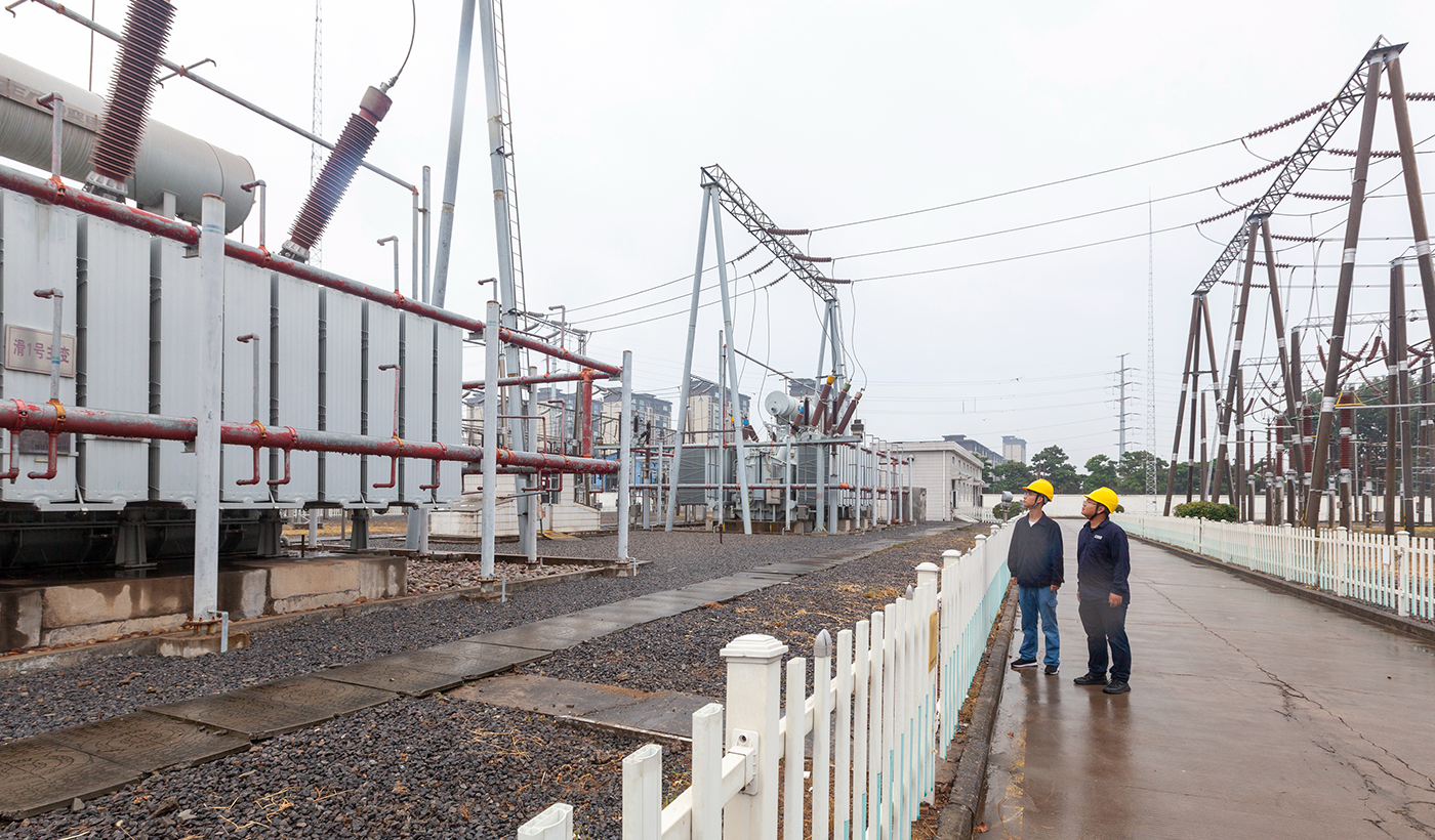 农村电气化信息网讯：（通讯员 王亚方）2026年8月11日，在河南省安阳市滑县220千伏滑县变电站内，变电运维人员岳廷树、杜坤正在进行特殊巡视，检查防汛排水设施和应急设备，确保站内设备正常运行。