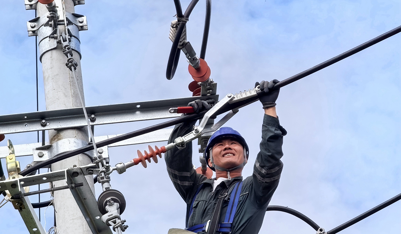农村电气化信息网讯：（通讯员 于绍迎）9月10日，枣庄供电公司山亭供电中心施工人员正在对2条10千伏农村供电线路、联络开关等设备进行提升改造，提高农村供电可靠性及线路智能化运行水平，服务助力乡村振兴高质量发展。