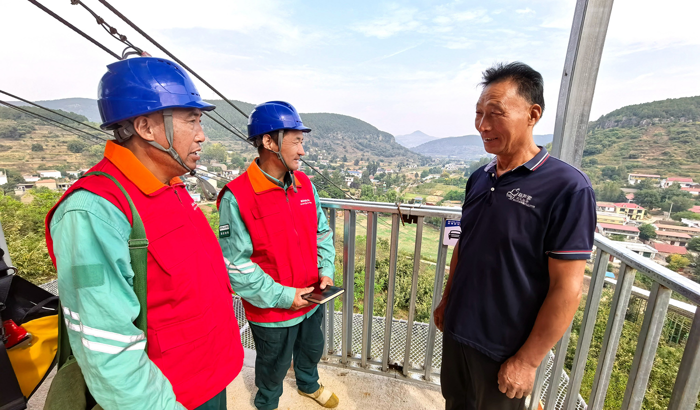 农村电气化信息网讯：（通讯员 于绍迎）9月22日，枣庄供电公司山亭供电中心服务人员主动上门开展旅游景区节日用电服务，详细了解景区用电需求和用电设备运行情况，帮助客户对供电线路、配电台区设备进行“拉网式”检查，重点排查保护开关、刀闸等设备安全隐患，现场实测用电负荷及温度，确保节日期间景区用电安全可靠。