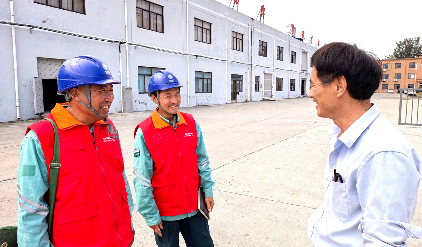 农村电气化信息网讯：（通讯员 于绍迎）10月8日是国庆长假后首个工作日，枣庄供电公司山亭供电中心组织人员深入到所辖企业开展服务走访，询问了解企业复工复产用电需求，帮助客户检查用电设备安全，确保企业生产可靠用电。